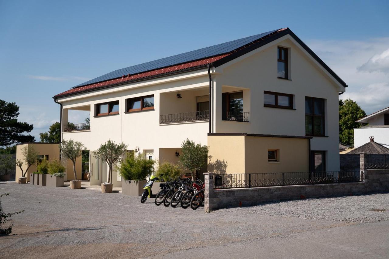 Apartments Kras 24 With Pool Sežana Exterior foto