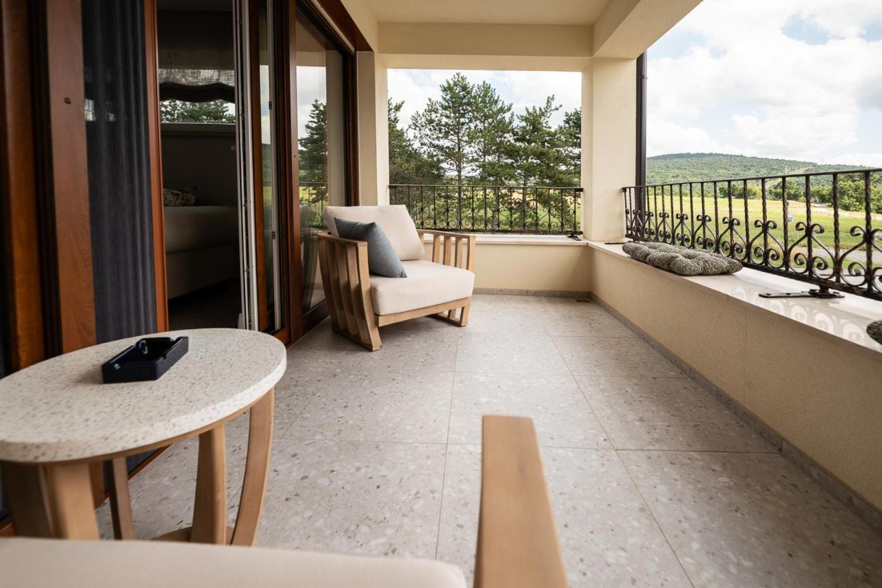 Apartments Kras 24 With Pool Sežana Exterior foto
